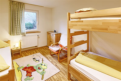 Kinderzimmer mit Stockbett und Einzelbett