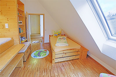 Kinderzimmer mit Einzelbett und Schlafkoje im Dachgeschoss